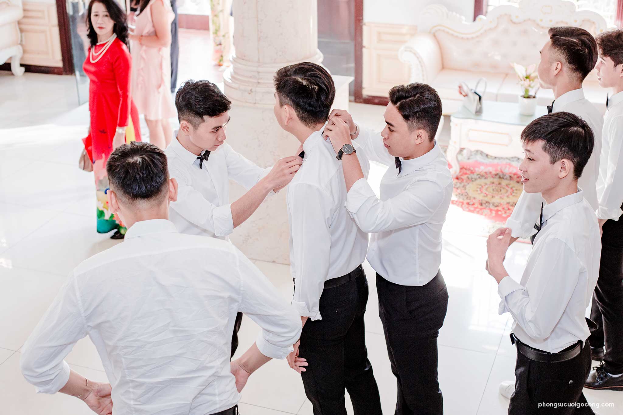 Phong su cuoi go cong