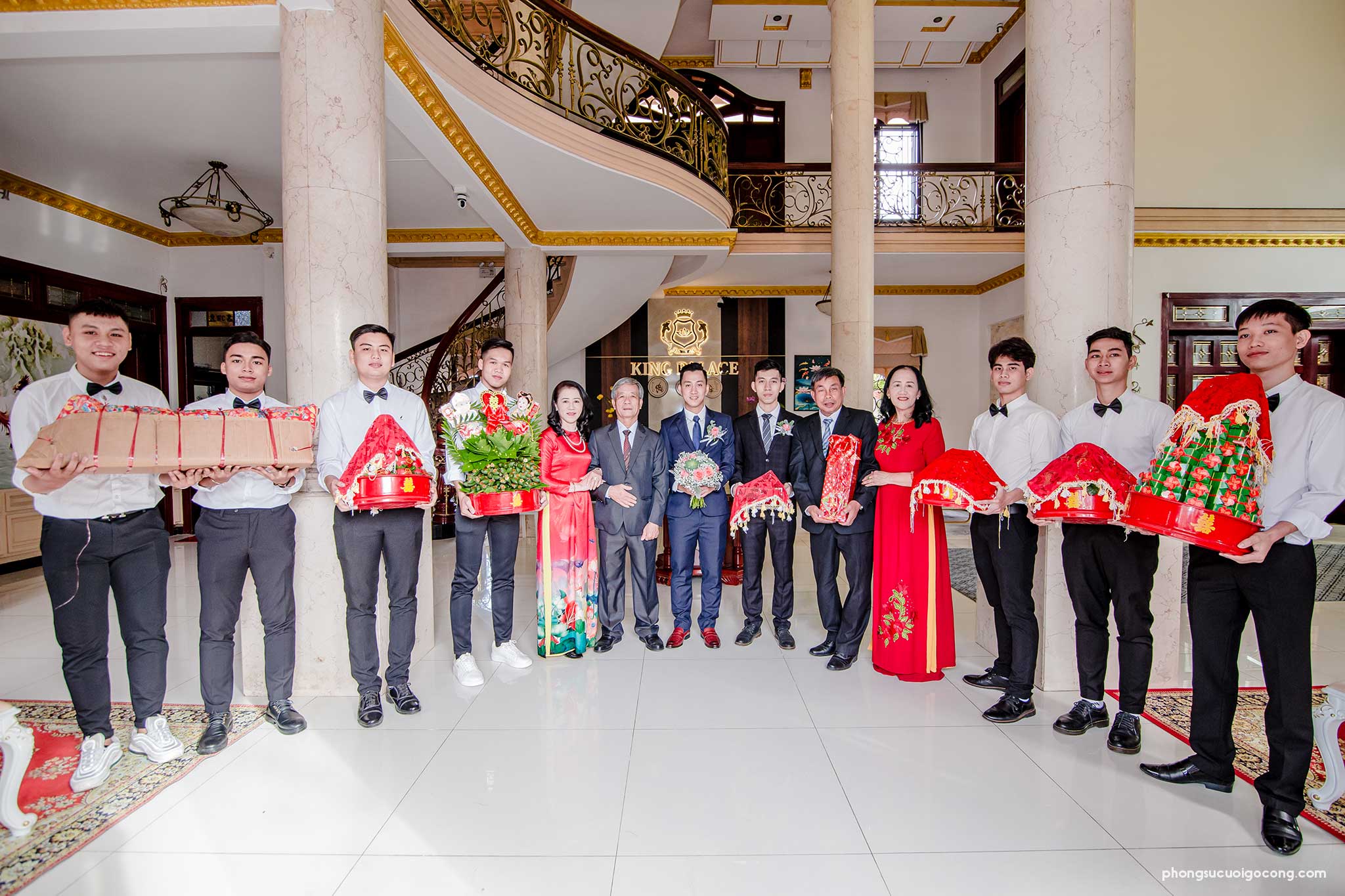 Phong su cuoi go cong