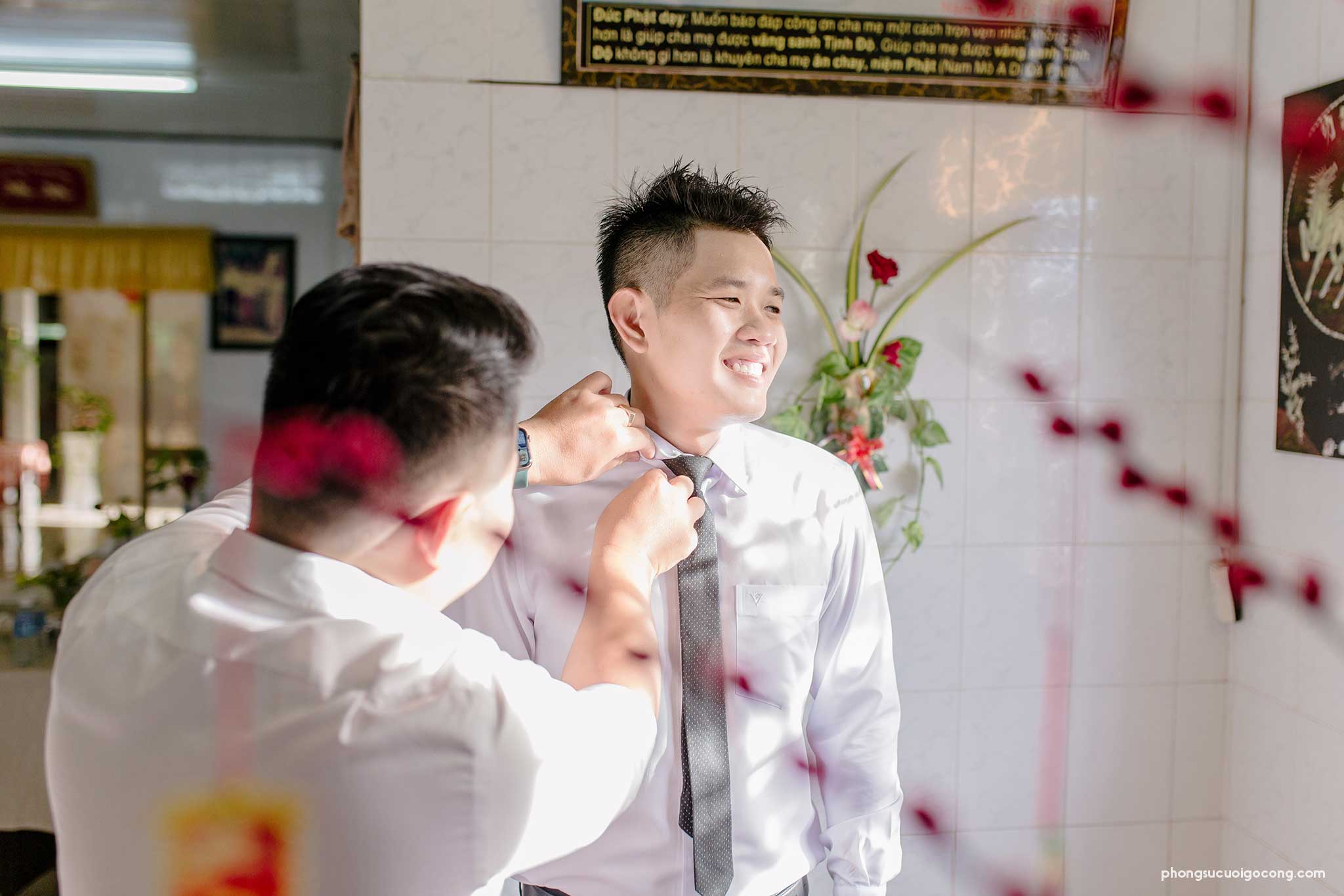Phong su cuoi go cong