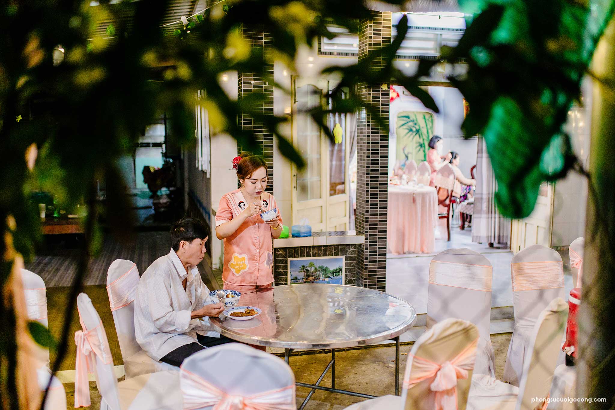 Phong su cuoi go cong